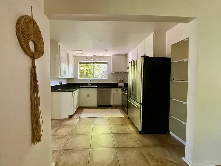 214 N Fulton St — Photo 11