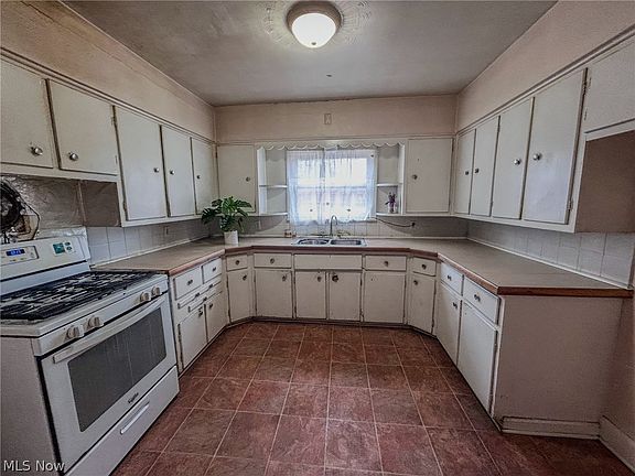 2nd image of 600 Robinette Ct