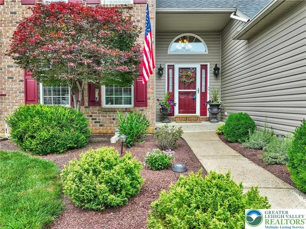 2184 Greenmeadow Dr, Macungie, PA 18062