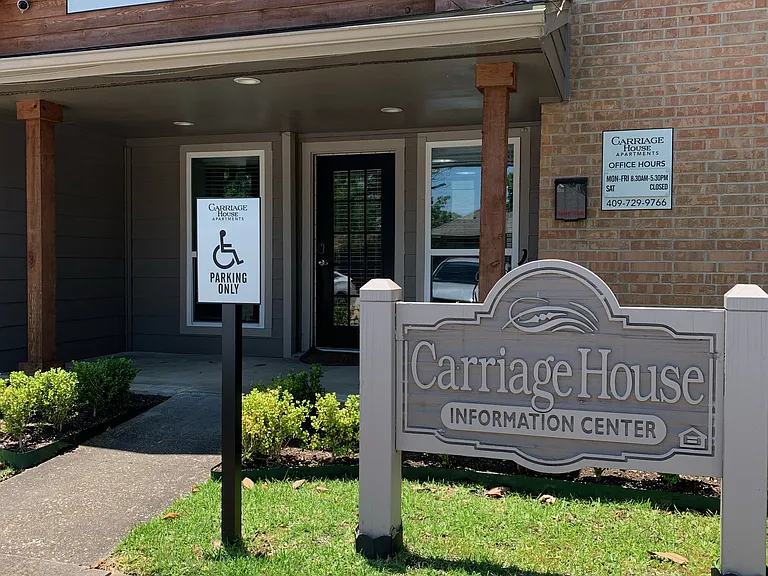 Carriage House Apartments — Photo 37