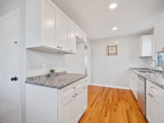 5th image of 21 Glen Forest Ln