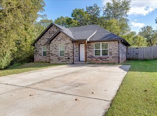 230 E Johnson St, Denison, TX 75020
