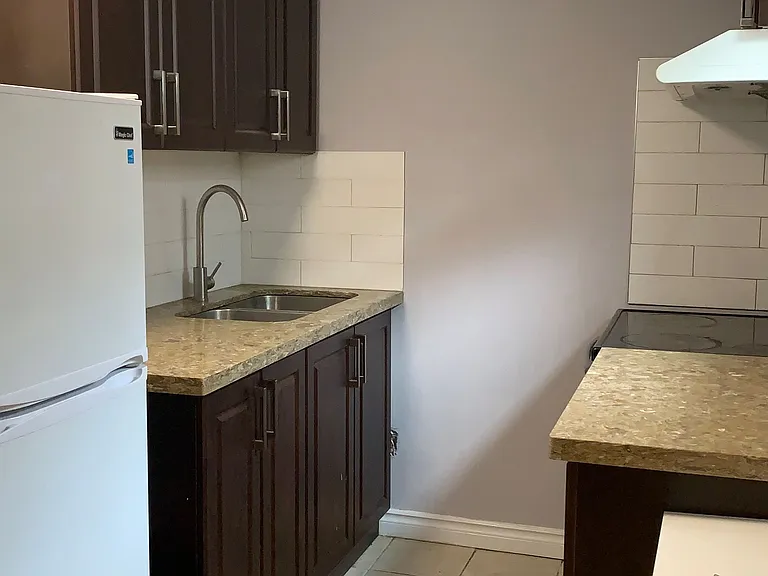 870 Consort Cres #LOWER — Photo 13