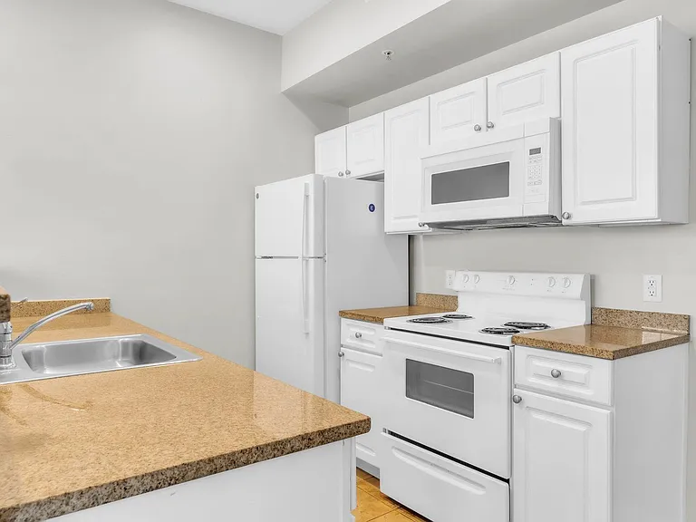 Farmington Avenue Apartments — Photo 23