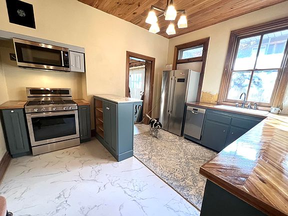 Kitchen with lots of place and light!
KitchenAid Gas Range and Microwave
Bosch Dishwasher
Butcher Block Counter Tops