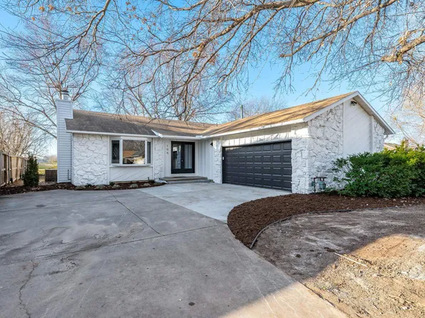 105 N Vantage View Cir, Wichita, KS 67212