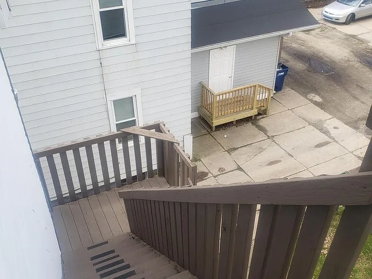 324 W 8th St — Photo 24