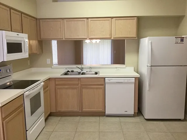 545 Lindsay Anne Ct — Photo 2