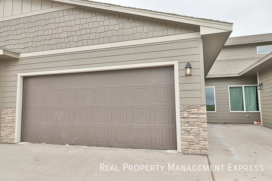 3 Bedroom Luxury Townhome with 2-Stall Garage — Photo 2