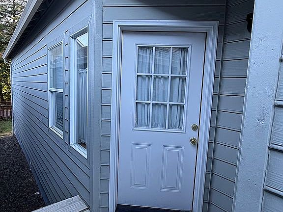 2nd image of 727 NE Dallas St