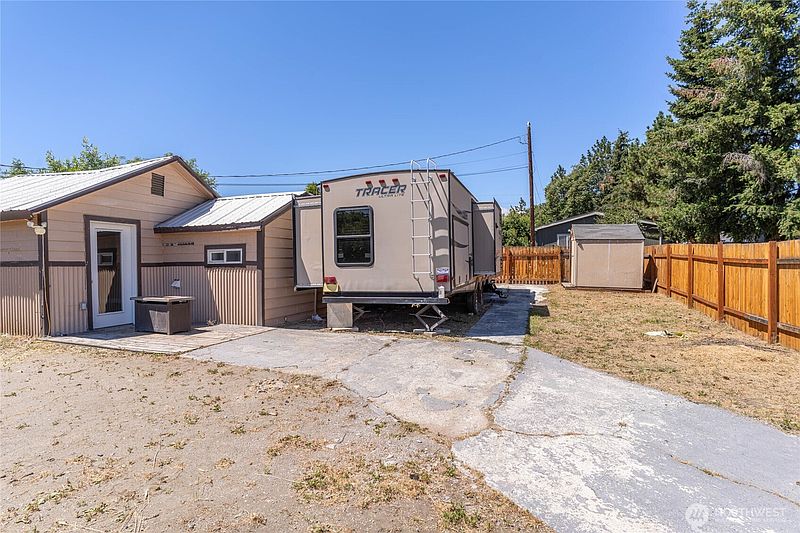 3rd image of 1522 Crescent Street