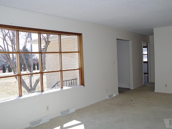 3rd image of 5875 Lynmar Dr
