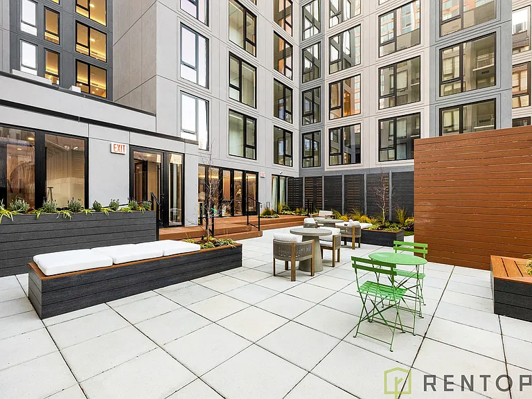 555 W 45th St #701D — Photo 57