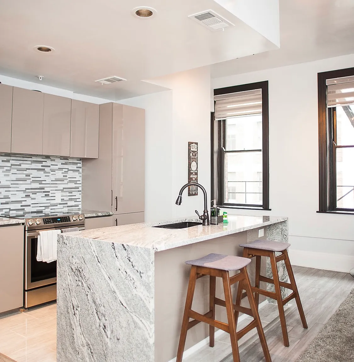 22 W 7th St — Photo 1