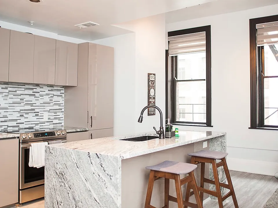 22 W 7th St #8