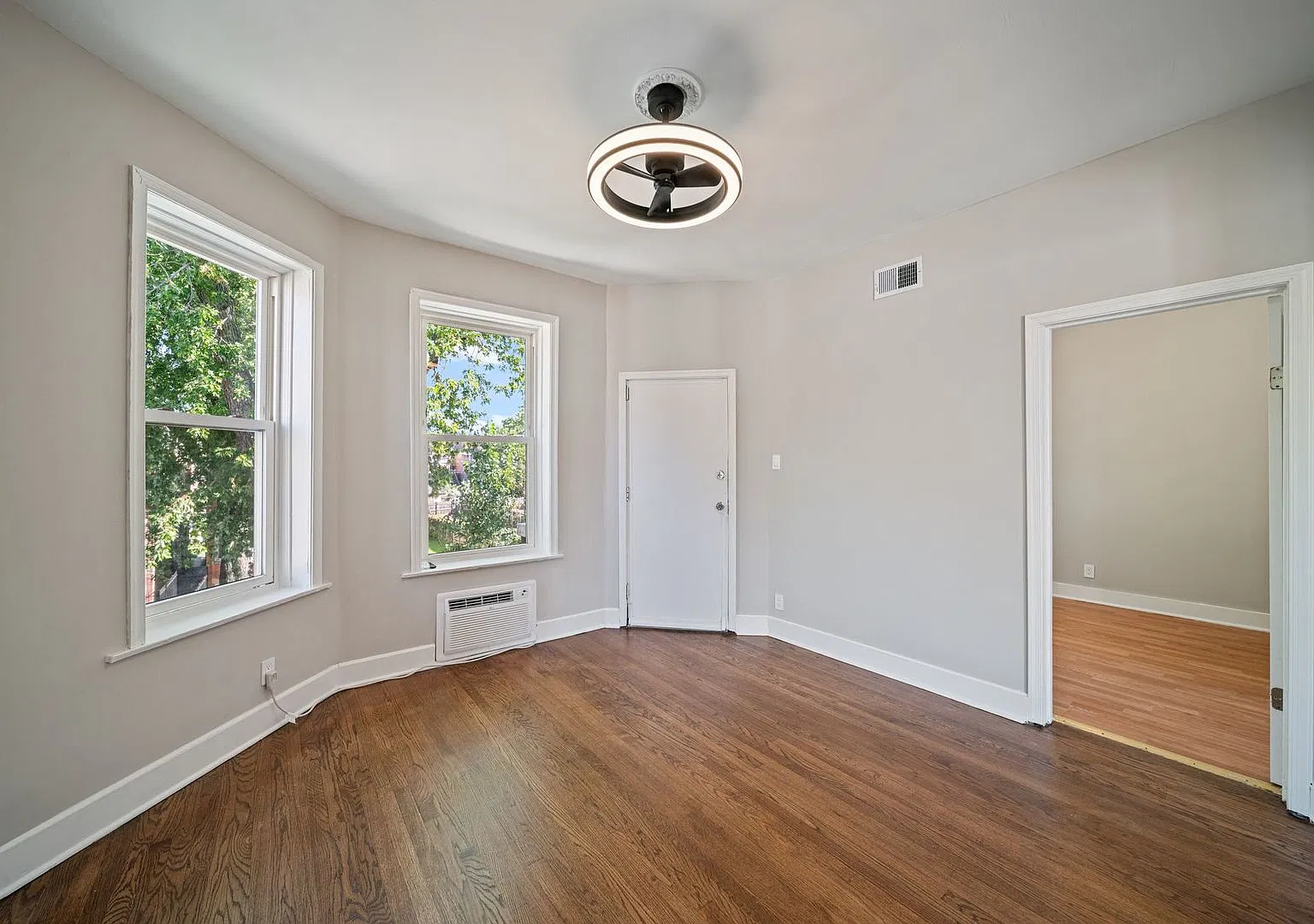 3 bed, $1,900 — Photo 2