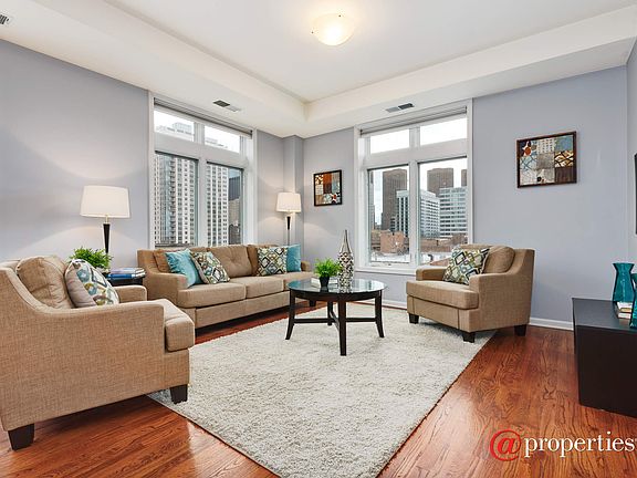 Living room -  657 W. Fulton #705