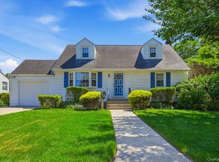 1 Dogwood St, Farmingdale, NY 11735