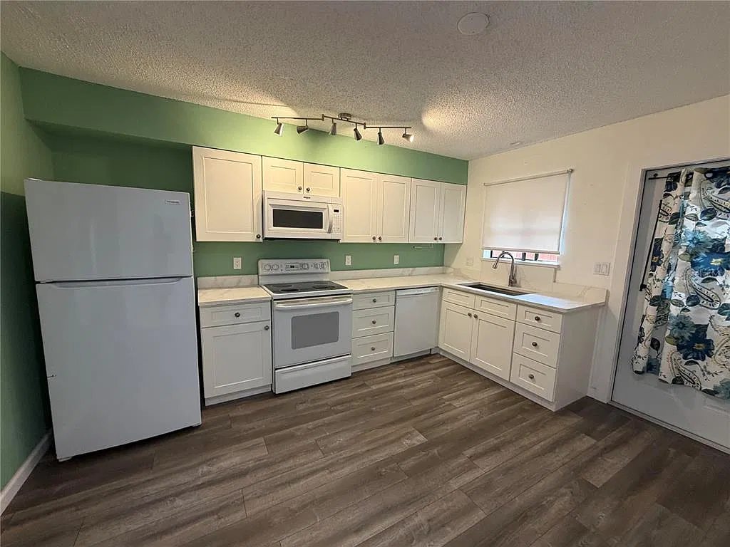 2 bed, 2.0 bath, 864 sqft, $1,700 — Photo 3