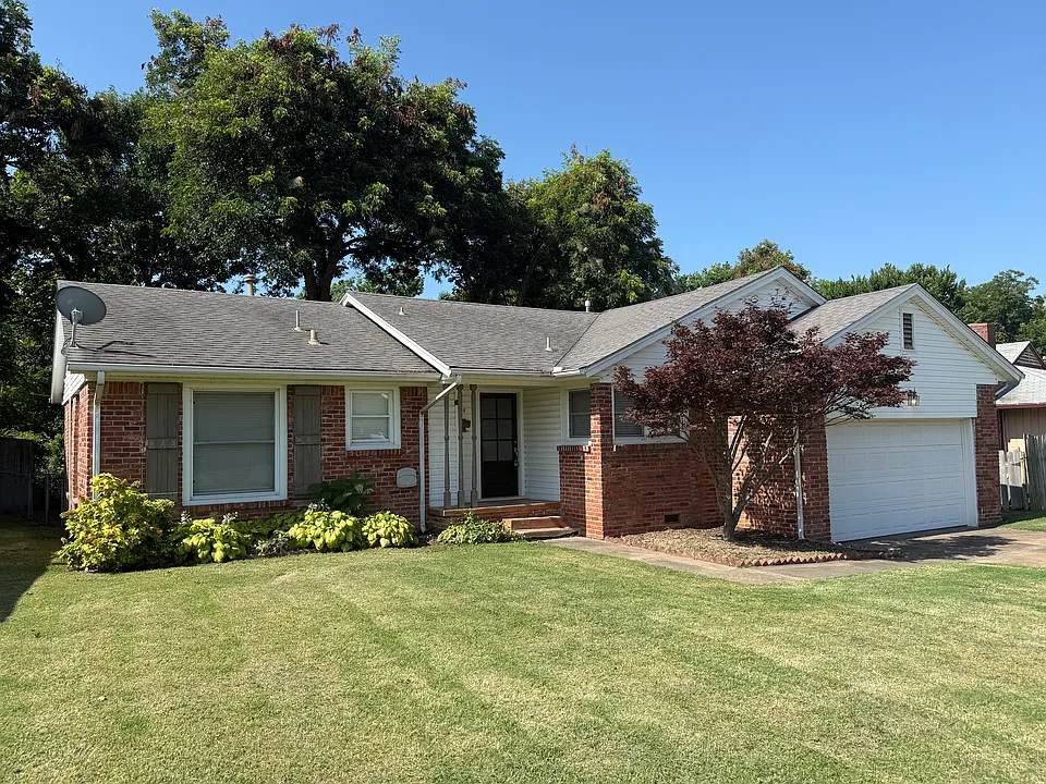 4558 E 38th Pl