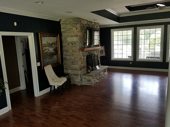 Stone Fireplace w/ remote 