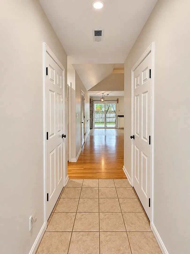 Charming 2-Bedroom Home with Attached Garage & Fenced Backyard in Louisville! — Photo 2