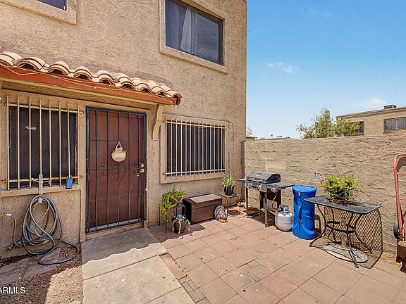 3rd image of 4049 W READE Avenue