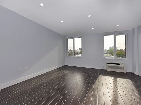 3rd image of 25-03 32nd St Penthouse 2