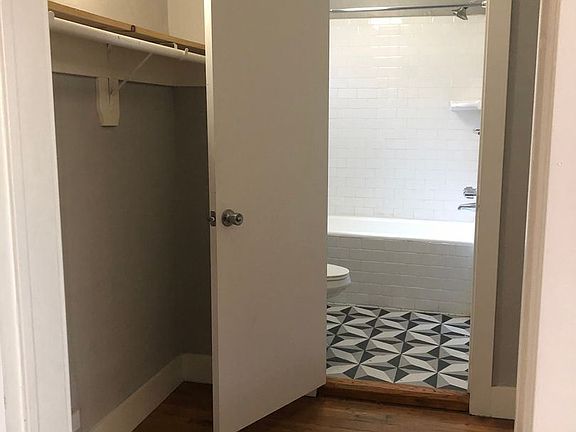 4th image of 427 S Mariposa Ave #10968065