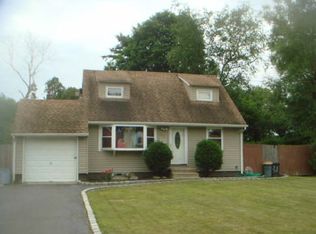 31 Meadowbrook Dr, Brentwood, NY