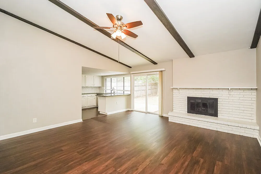 3 bed, 2.0 bath, 1868 sqft, $2,120 — Photo 3