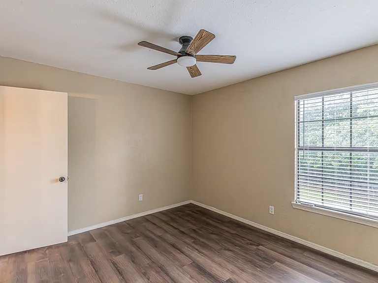 5203 Sutton Ct — Photo 28
