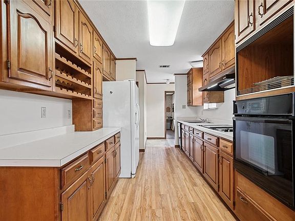 4th image of 1909 Edenborn Ave
