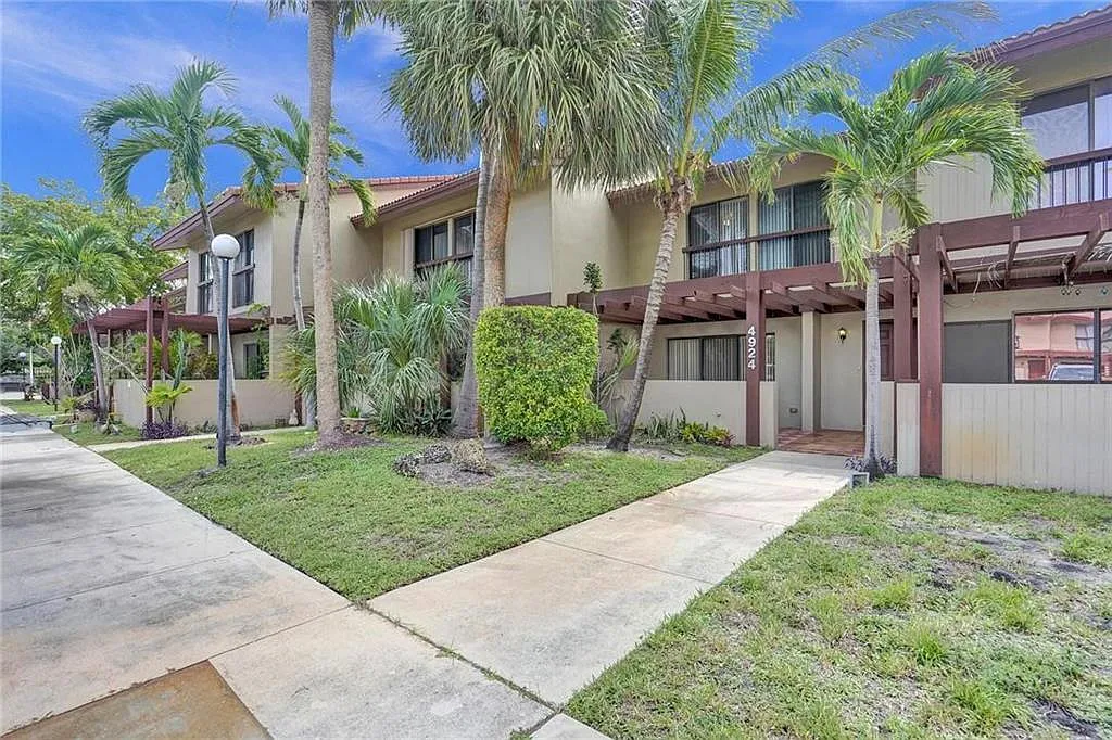 3 bed, 2.5 bath, 1900 sqft, $3,500 — Photo 2