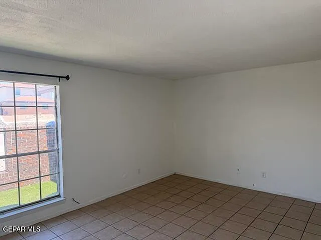 2 bed, 1.0 bath, 900 sqft, $1,100 — Photo 3