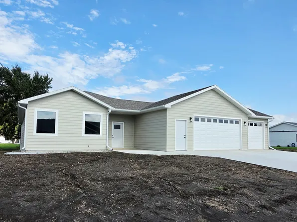 704 5th St SE, Lake Preston, SD 57249