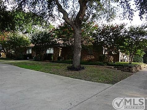 2nd image of 1121 Bluffview Dr