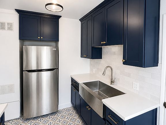 2nd image of 11437 Oxnard St #9