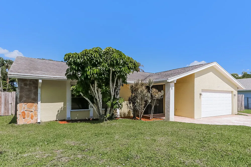 3 bed, 2.0 bath, 1956 sqft, $3,110 — Photo 3