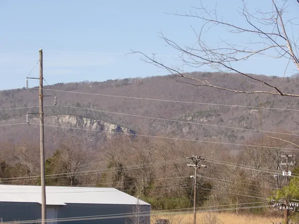 28 Rockfort Rd, Pikeville, TN 37367