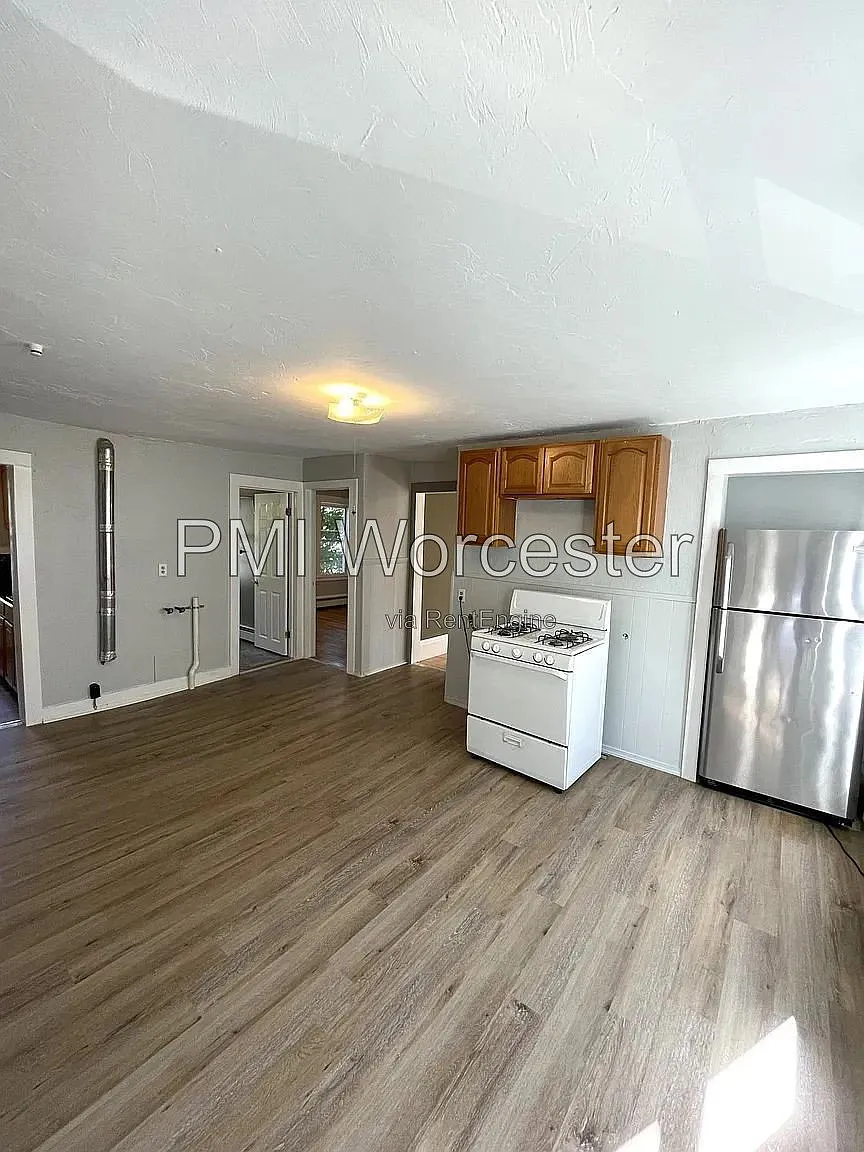 3 bed, 1.0 bath, $1,990 — Photo 3