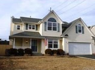 15 Rolling Hill Dr, Patchogue, NY 11772