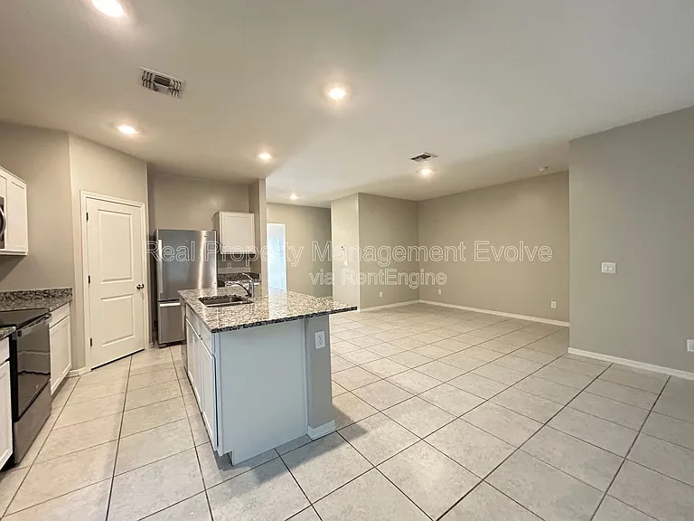 6511 W Magdalena Ln — Photo 9