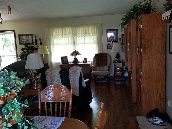 3rd image of 125 Potomac Ave