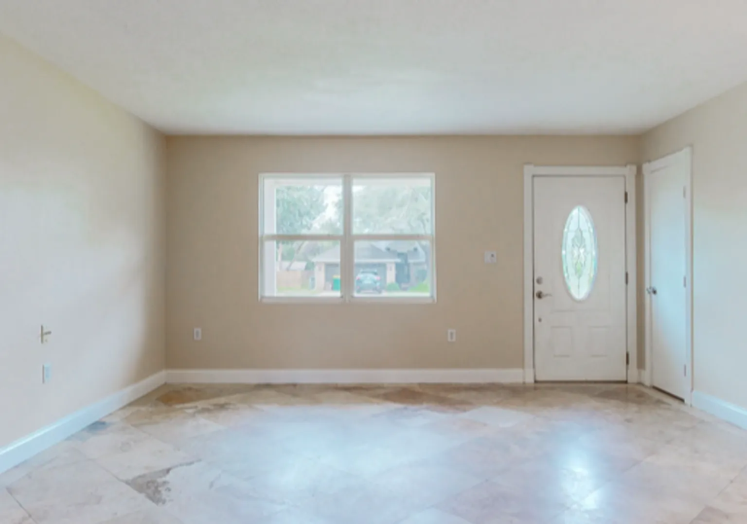 3/2 with Den and extra long single car garage, huge fenced back yard — Photo 4