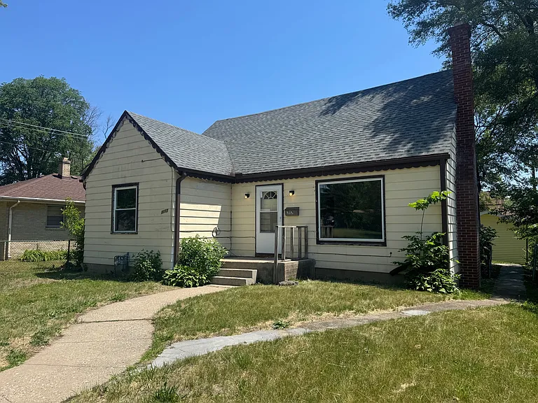 3117 Louise St — Photo 1