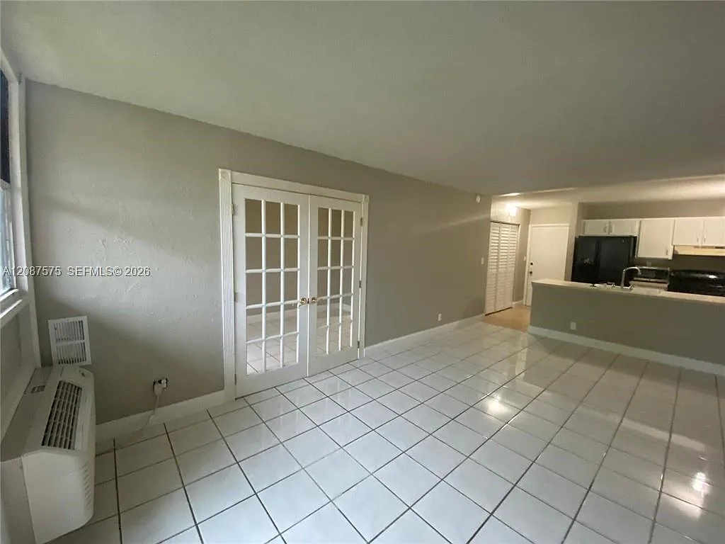 2771 Riverside Dr — Photo 2
