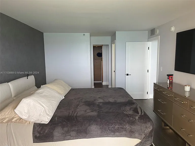 2555 Collins Ave #1409 — Photo 36