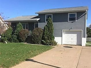 1123 Jefferies Dr, Clinton, IA 52732