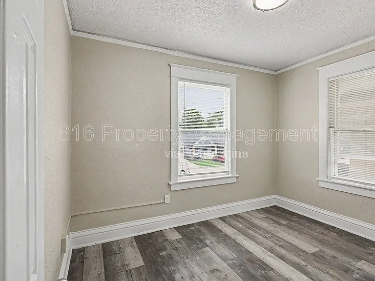 3205 E 31st St — Photo 12